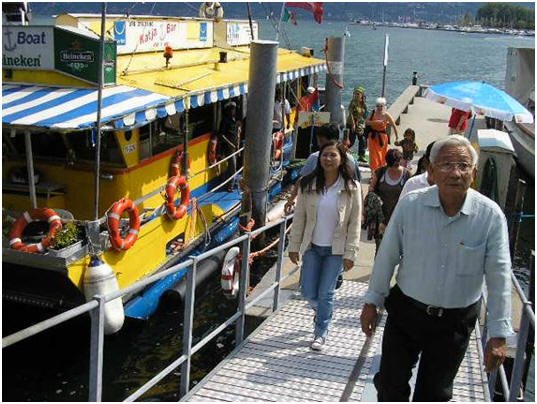 Photo: Hieu, unser Koordinator Vietnam verlässt das Schiff nach der ca. 45 Minuten Rundfahrt.