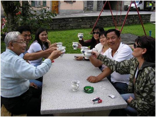 Photo: Nun beim Trinken in Sonogno aus den Bocolino lernt man schon ein wenig die Tessiner Bräuche. Aus einem