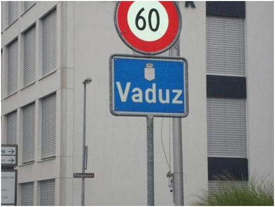 Photo: Vaduz. Ohne Passkontrolle. Fahrt nach Lichtenstein, danach fuhr man noch nach Feldkirch, dass man auch