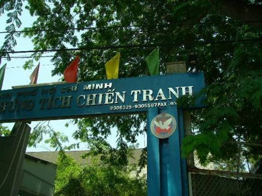 Photo: Eingangstor des Kriegsmuseums in Vietnam, Hochi Minh City, vormals Saigon genannt.