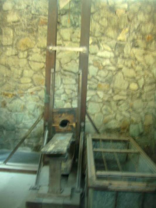 Photo: Die Guillotine, das Tötungsinstrument bis 1960 in Vietnam von den Amerikaner benützt, um Vietnam Mitmen