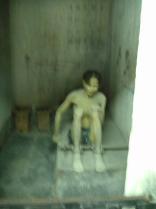 Photo: Ein Gefangener. Solche Gefängnisse waren da während dem Vietnam Krieg.