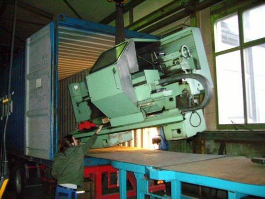 Photo: Hier wird die erste CNC Drehmaschine geladen, die wir von der SBB gekauft haben. Mit Werkzeugschrank un