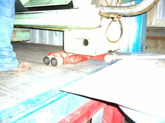 Photo: Es ist wichtig, mit den Rollen die Maschinen in den Container zu schieben.