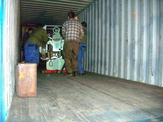 Photo: Man hat ganz vorne die Kisten geladen, dass man nicht zu weit in den Container mit dem Maschinen fa hre