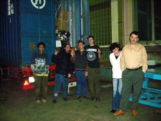 Photo: Dienstag Abend, um 17.30 ist der Container fertig geladen.