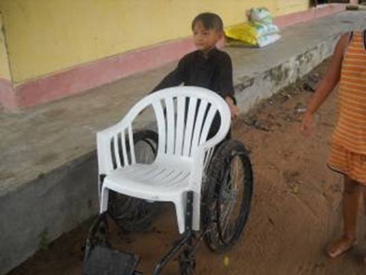 Photo: Nun in einem Zimmer war ein behinderter Junge mit einem Rollstuhl.