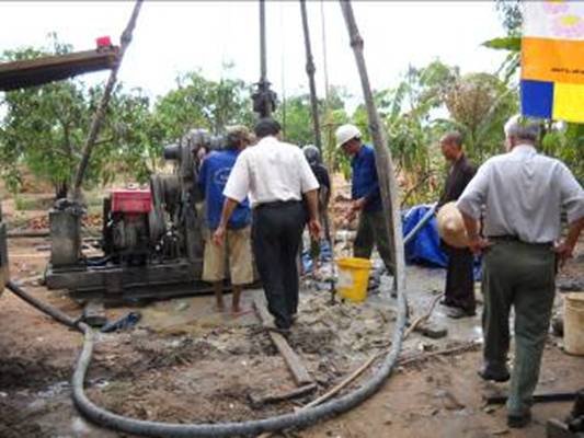 Photo: Wir fuhren 120 km Richtung Norden ab HCMC, Saigon Richtung Hanoi, um Wasserbohrungen zu besichtigen, di