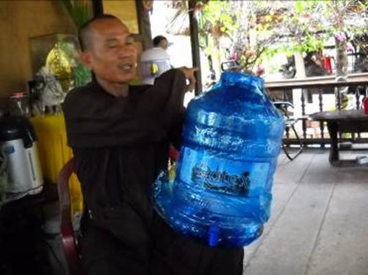 Photo: Man benötigt bei dem Mönch 5 solchen Flaschen pro Tag, eine kostet 9000 Dong = 50 USA Cent = 2.5 USD.