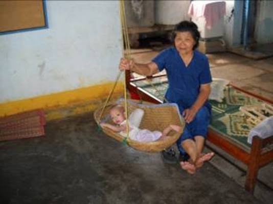Photo: Eine Frau, die ein Baby wiegelt.
