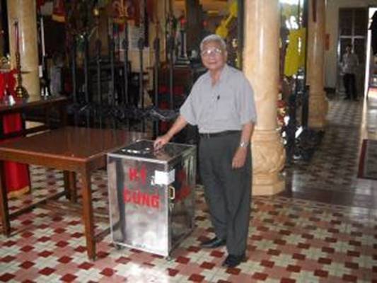 Photo19: Hier hat Herr Hieu von uns allen noch einen Batzen in den Spendentopf gelegt, denn die ganze Organisa