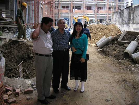 Photo: Links STV Direktor Bildung Mechanik , Mitte Hieu, rechts Direktorin Ao Thi Lan.