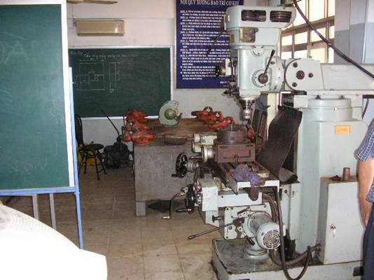 Photo: Lehrwerkstatt, wo jeweils 30 Lehrlinge sind. Fräsmaschine und hinten Werkbänke.