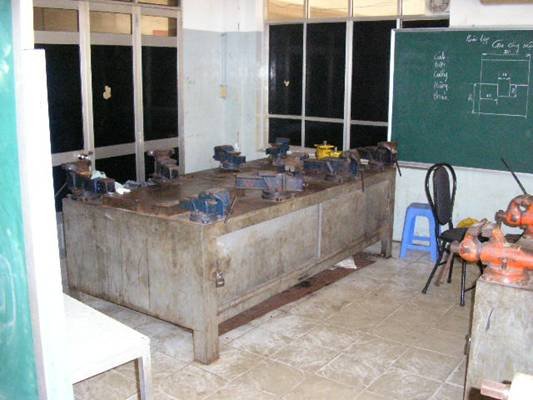 Photo: Werkbank für 8 Lehrlinge.