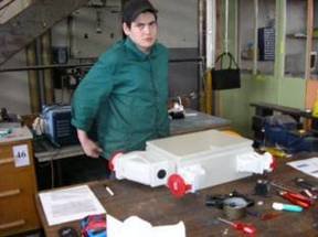 Photo 7: Sven Widmer bei der Montage eines Unterverteilers