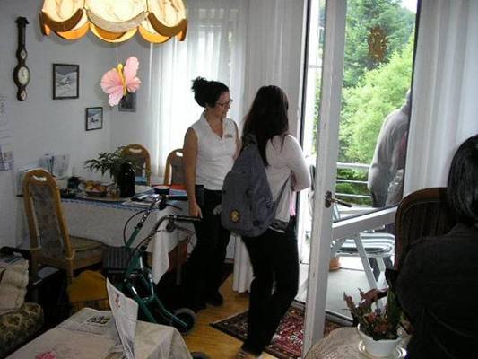 Photo: Besichtigung der Zimmer im Rondo Altersheim Safenwil. Die Bewohner nehmen Ihre eigenen Sachen von Zuhau