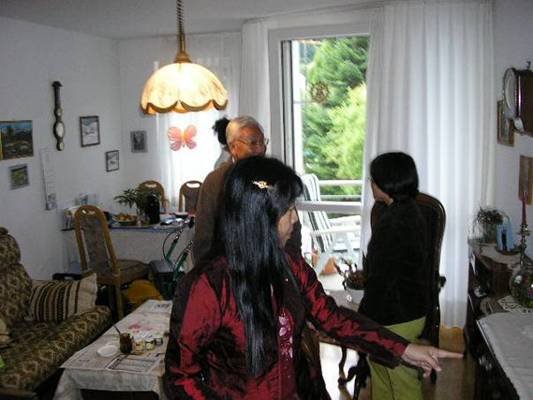 Photo: Hier begutachtet Frau Land die Alterszimmer, es gefällt unseren Gästen sehr.