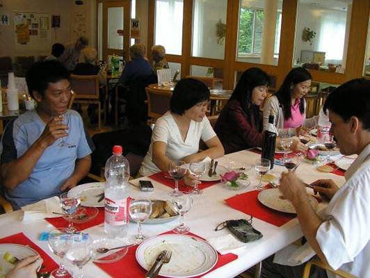 Photo: Wein zum Mittagessen ist für Vietnam ein Edelgetränk.