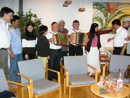 Photo: Im Altersheim Rondo Safenwil ist am Abend eine Veranstaltung für interne und externe Leute. Es hebt die