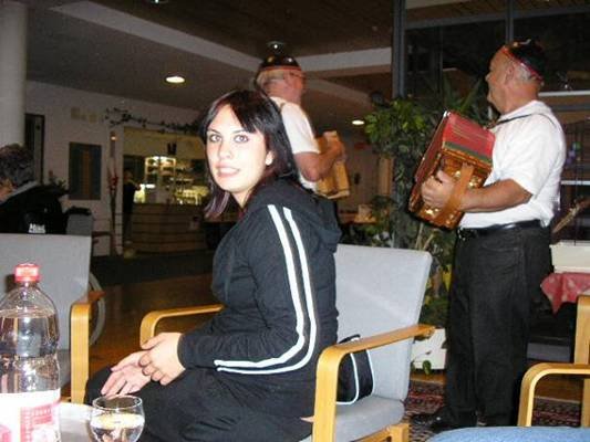 Photo: Vanessa, sie arbeitet hier im Rondo und wohnt bei uns. Sie hat den Vietnam Gästen noch ein paar Mal Ess