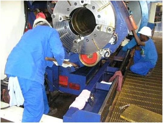 WIAP Reparatur Mega Bore Spindelstock: Bild 5.2 Diese grossen Schrauben waren sehr schwer zum lösen und der überhängende Spindels