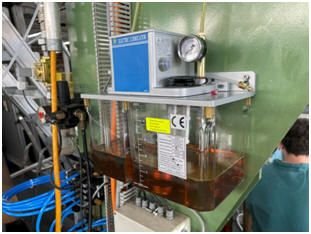 WIAP Umbau Rahmenbearbeitungsmaschine: Bild 6.2 Die neue Schmierpumpe mit 4-Liter-Tank und Druckregelung sowie Füllstandsanzeige 
