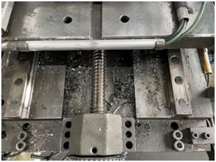 WIAP Umbau Rahmenbearbeitungsmaschine: Bild 6.9 Die Abdeckung des Schlittens ist etwas spärlich. Einige Verbesserungen wurden vor
