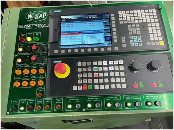 WIAP Umbau Rahmenbearbeitungsmaschine: Bild 7. 1 Neue CNC-Steuerung, bei der beide Kanäle gleichzeitig angezeigt werden Der gesam
