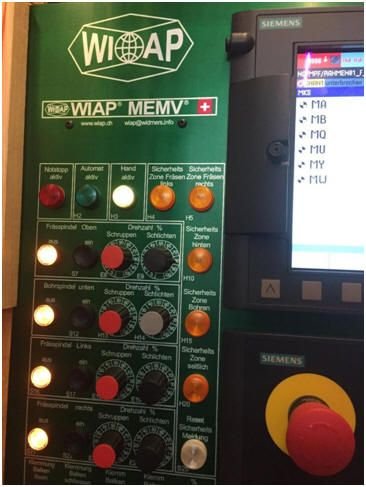 WIAP Umbau RBM Rahmenbearbeitungsmaschine: Bild 4.1: An dem Bedienpanel der CNC Steuerung sind alle Schutzzonen mit Leuchten versehen