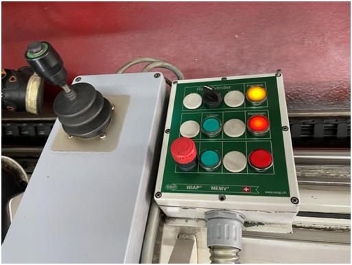 WIAP Umbau Richtmaschine: Bild 3.4 Der Richtplatz oben mit einem Joystick und einem Steuerpanel