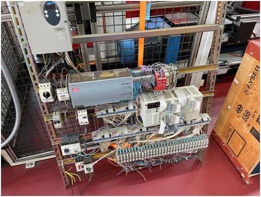 WIAP Umbau Richtmaschine: Bild 7.1 Den alten Elektroschrank haben wir entfernt. Es war einfacher, den neuen im Hause