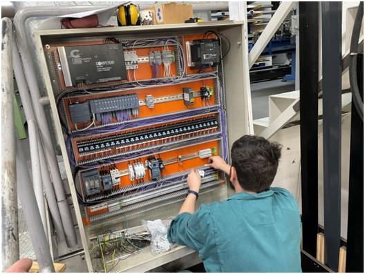 WIAP Umbau Richtmaschine: Bild 7.2 Einbau der neuen SPS und des ganzen elektrischen Teils. Die SPS Steuerung hat 10 