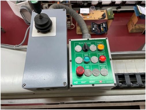 WIAP Umbau Richtmaschine: Bild 7.14 Bedienpanel noch mit dem Joystick, davon sind 3 Stk. vorhanden