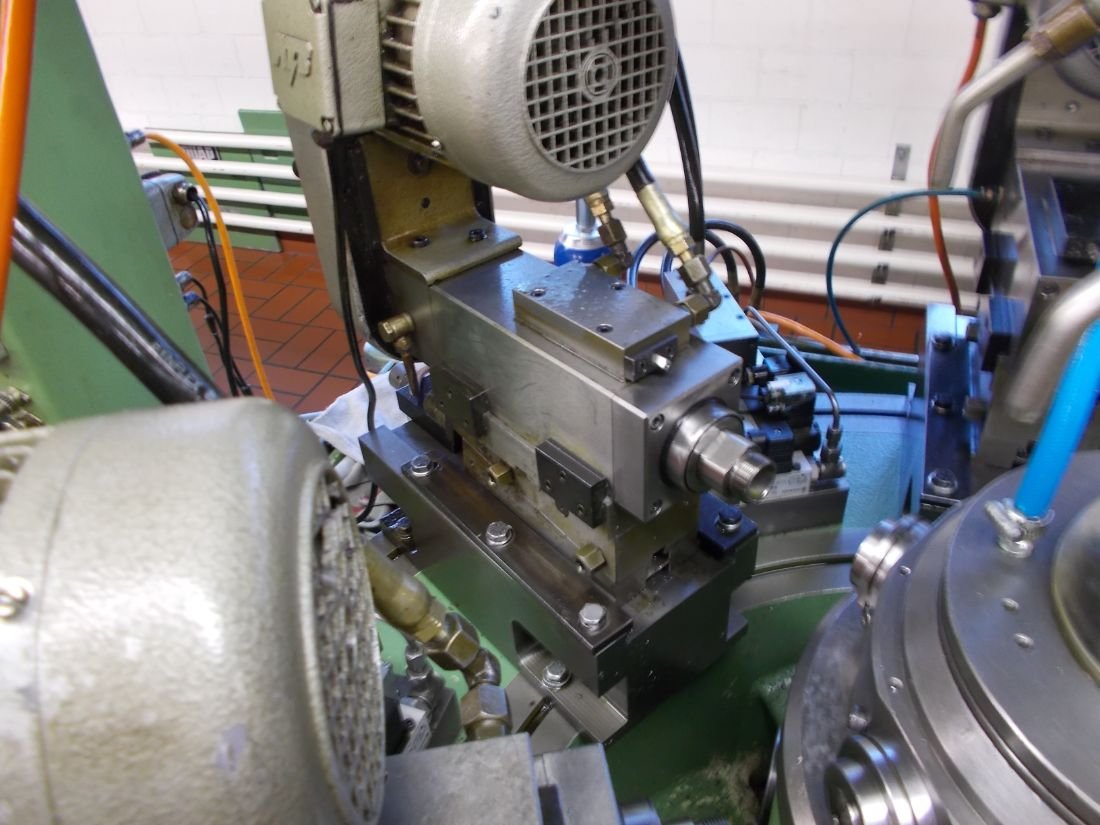 WIAP Umbau Rundtaktmaschine Solma: Die alte Anordnung der Hydraulik neben den Einheiten. Es war ziemlich eng in der Maschine.