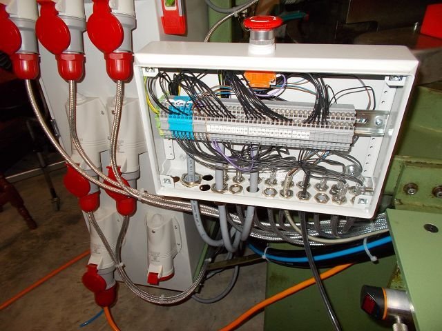 WIAP Umbau Rundtaktmaschine Solma: Diese Sammel Kabel Box wurde angeordnet, um bei Störungen nicht immer den Elektroschrank ö