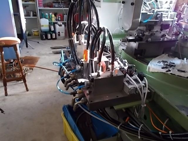WIAP Umbau Rundtaktmaschine Solma: Der neue Platz der Hydraulik, alle hinten zusammen auf einer Befestigungs-platte.