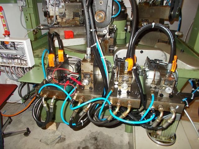 WIAP Umbau Rundtaktmaschine Solma: Hier die Hydraulik Einheiten von hinten.