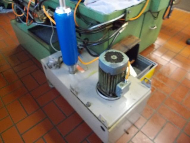 WIAP Umbau Rundtaktmaschine Solma: Das Hydraulik Aggregat mit Druck Speicher ist gut demontierbar, auch für den Unterhalt und
