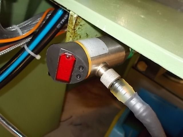 WIAP Umbau Rundtaktmaschine Solma: Druckschalter, um alle Einheiten hinten zu melden. Das war uns zu unsicher. Wir haben an j