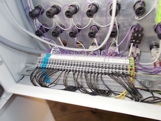 WIAP Umbau Rundtaktmaschine Solma: Panel mit den Lampen. Obwohl das HMI ohne zusätzliche Lampen arbeiten könnte, haben wir ei