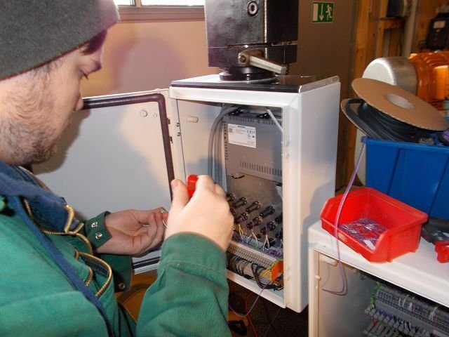 WIAP Umbau Rundtaktmaschine Solma: Sven Widmer beim Verdrahten des HMI Panels.