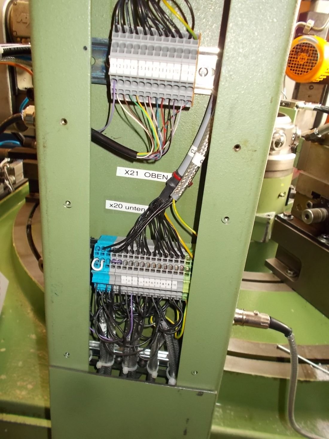 WIAP Umbau Rundtaktmaschine Solma: Auf der Seite der Säule mit den Klemmen für das externe Panel. So, dass beim Kabelbruch, o