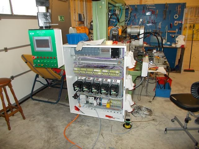 WIAP Umbau Rundtaktmaschine Solma: Der alte Elektroschrank war unter der Maschine eingebaut. Der Schrank war jedoch voll Öl, 