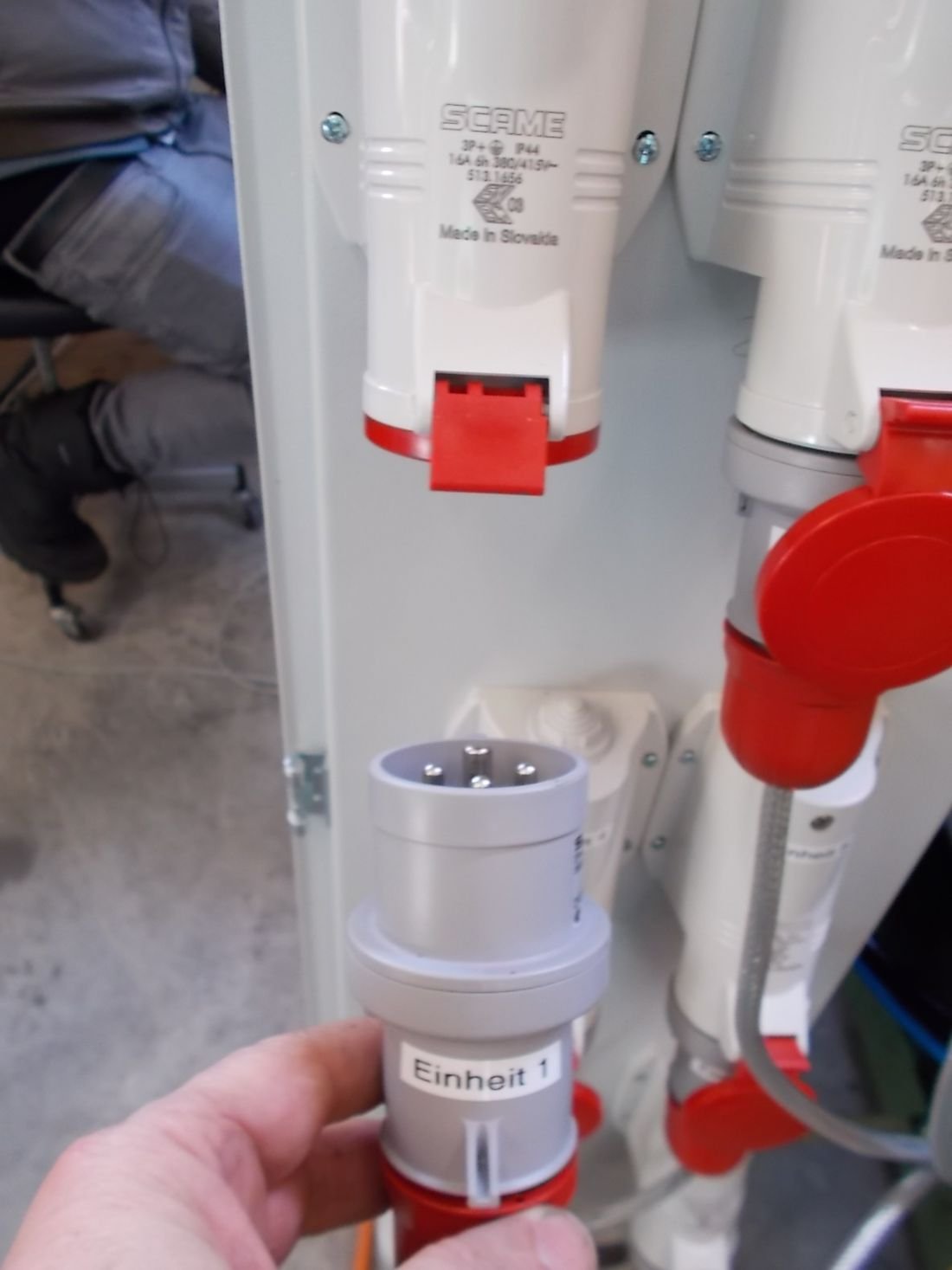 WIAP Umbau Rundtaktmaschine Solma: Jede Einheit hat einen eigenen Stecker. Damit jede Einheit einzeln demontiert werden kann.