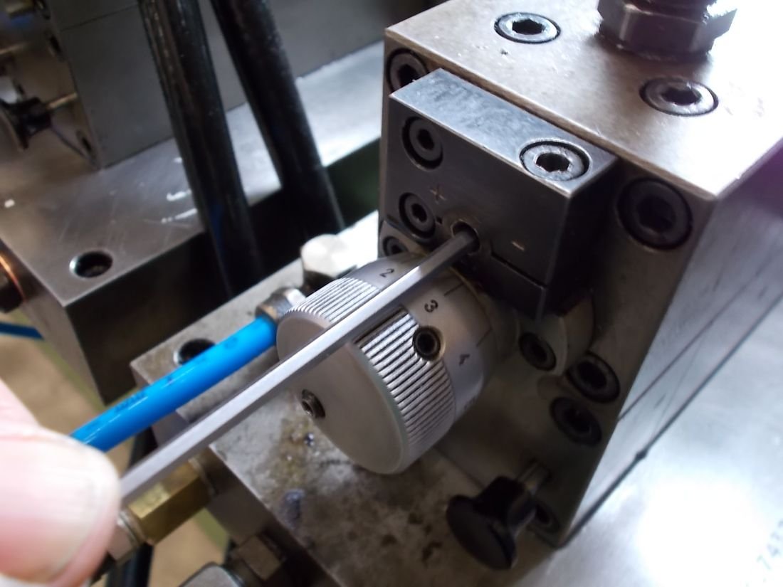WIAP Umbau Rundtaktmaschine Solma: Vorgehen 2. Mit dem Inbus die Verstelleschraube verdrehen. Eine Umdrehung ist ca. 1 mm. Mi