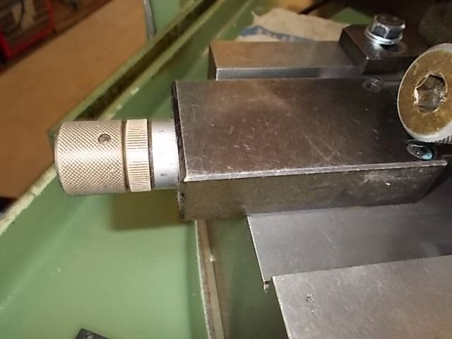 WIAP Umbau Rundtaktmaschine Solma: Mit dieser Verstellschraube wird der mechanische Anschlag vorne bestimmt.