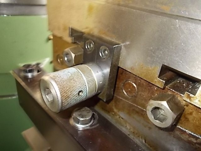 WIAP Umbau Rundtaktmaschine Solma: Mit dieser Verstellschraube kann die Einheit seitlich genau im Hundertste ein-gestellt wer