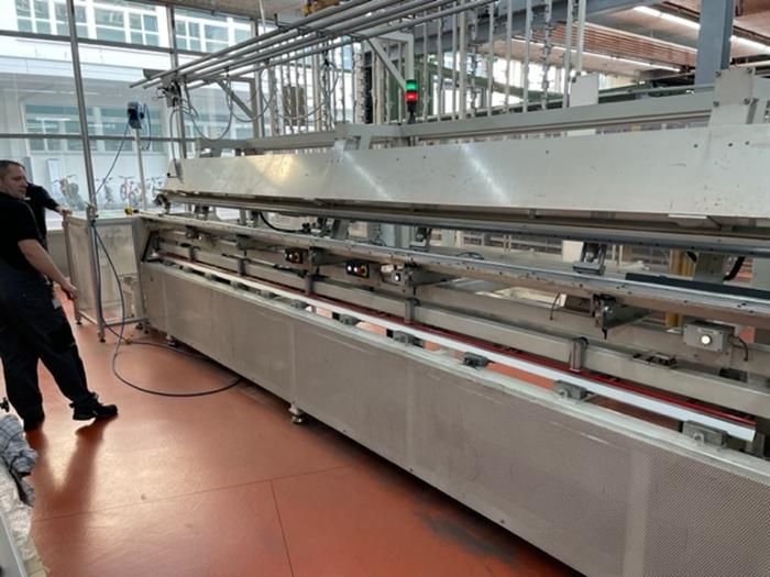 WIAP Umbau Säge-, Bürst- und Leimmaschine: Foto 2. Maschine im Arbeitsprozess