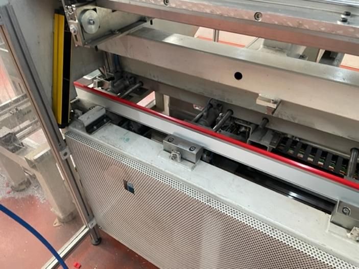 WIAP Umbau Säge-, Bürst- und Leimmaschine: Foto 4. Maschine sägt und klebt