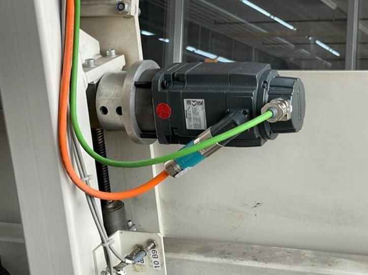 WIAP Umbau Säge-, Bürst- und Leimmaschine: Foto 6: 7 Solche Motoren wurden zur Achsbewegung der 7 Achsen angebaut.